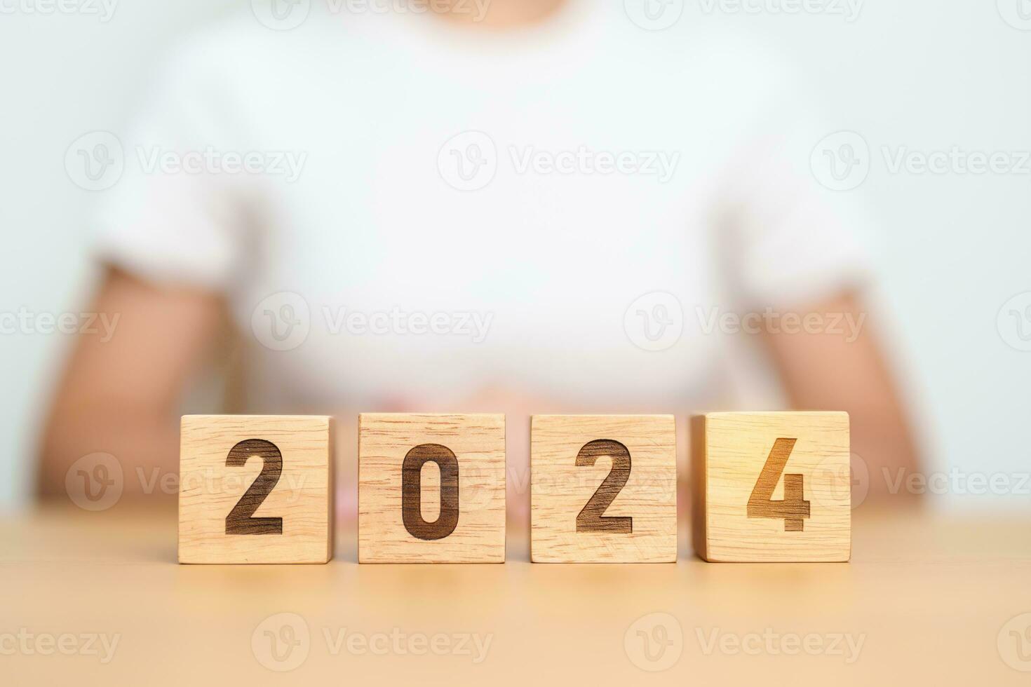 2024 año bloquear en mesa. meta, resolución, estrategia, plan, comenzar, presupuesto, misión, acción, motivación y nuevo año conceptos foto