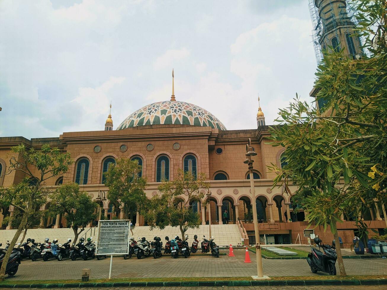 Samarinda Kalimantan Timur, Indonesia 17 october 2023. several people were visiting the largest mosque in the city of Samarinda, namely the Islamic Center photo