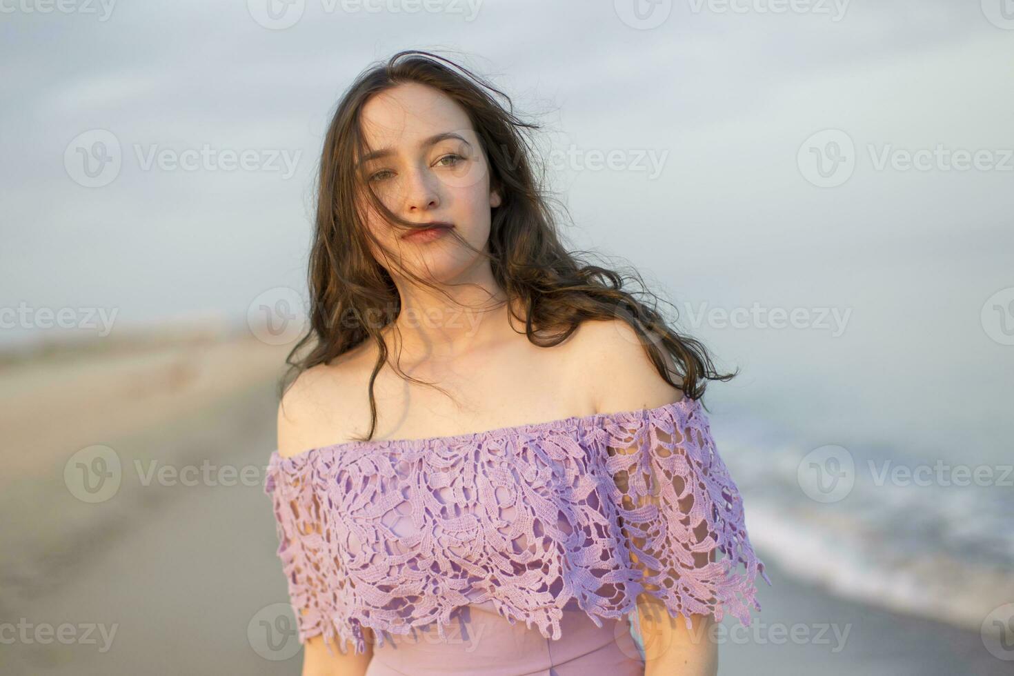 maravilloso joven niña con fluido pelo en contra el fondo de el mar foto