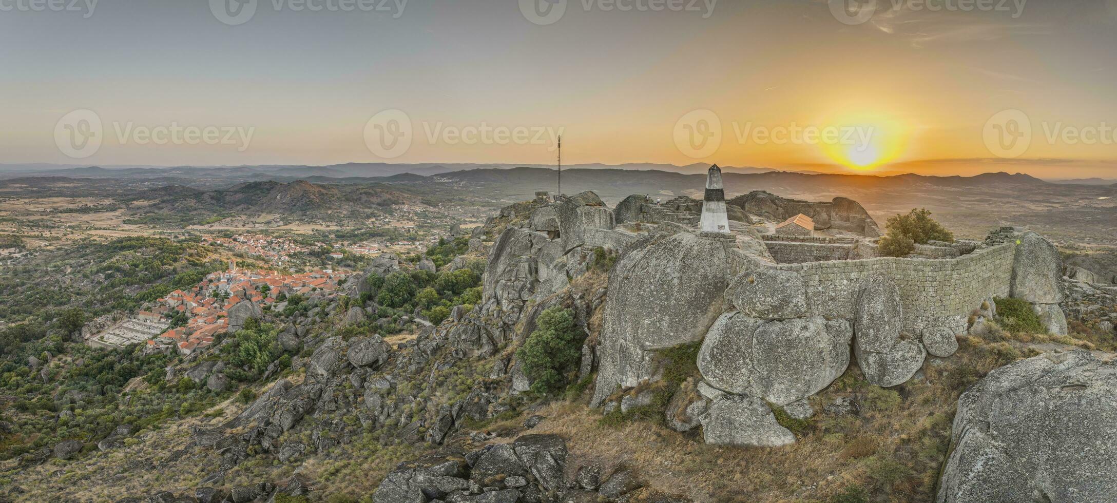 zumbido panorama de histórico ciudad y fortificación Monsanto en Portugal en el Mañana durante amanecer foto