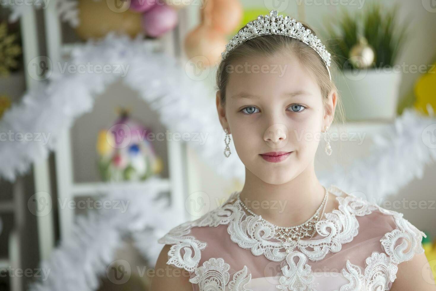 hermosa niña en el corona foto