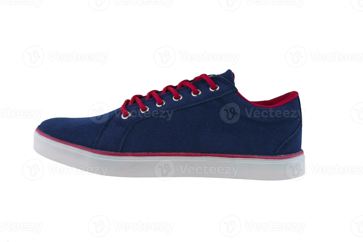 zapatillas. Deportes Zapatos lado ver en un blanco fondo.azul zapato con blanco único y rojo cordones foto