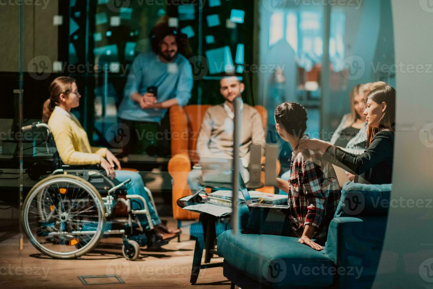 diverso grupo de personas a el oficina foto