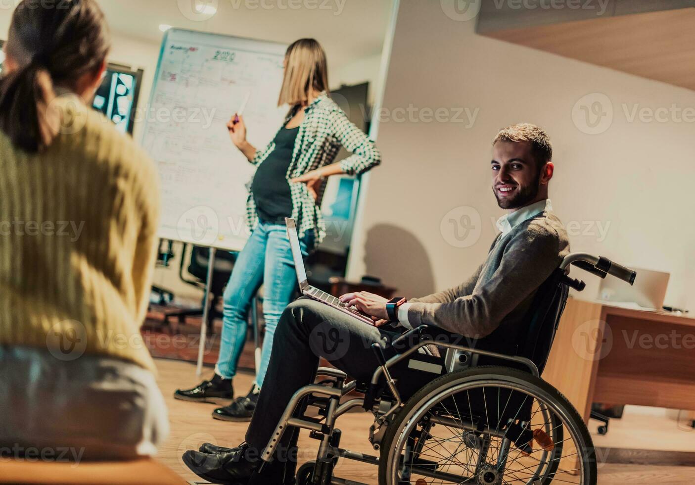 diverso grupo de personas a el oficina foto