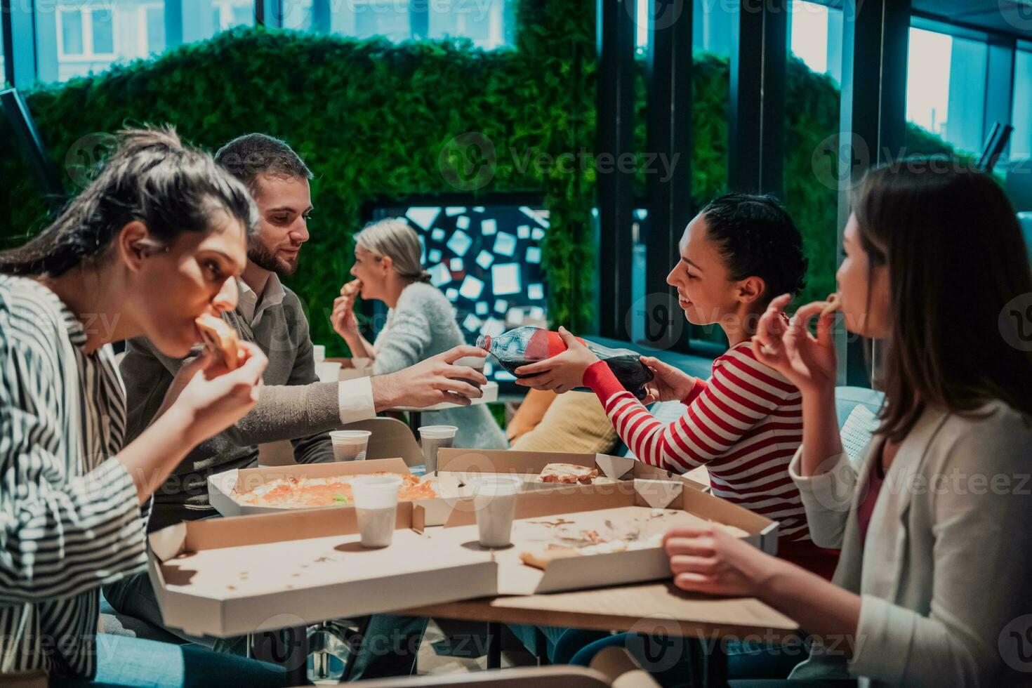 diverso grupo de personas en el oficina foto