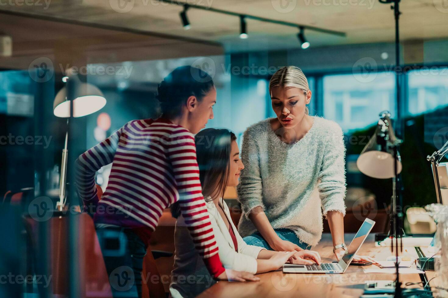 diverso grupo de personas en el oficina foto