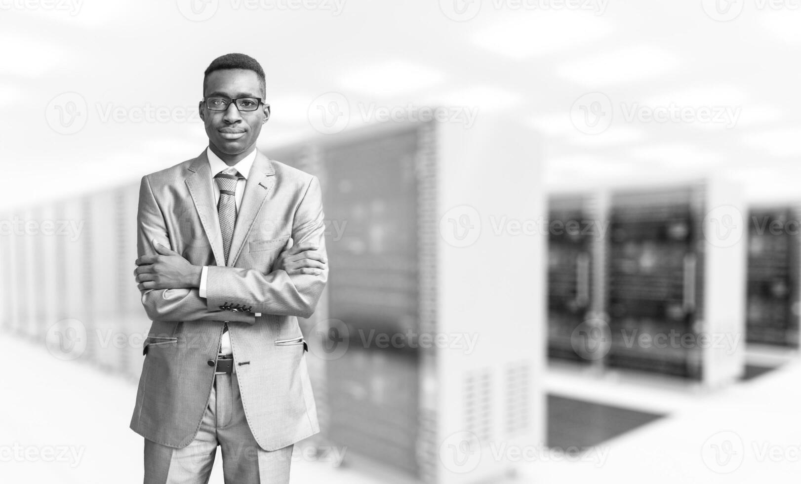 joven negro en la sala de servidores foto