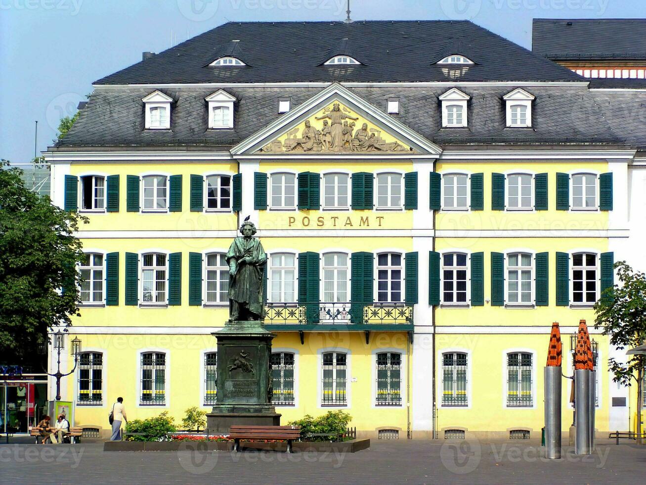 histórico envío postal edificio con Beethoven estatua, bonn, Alemania foto