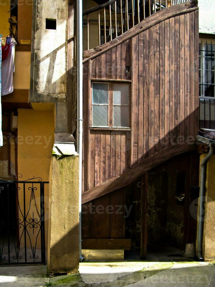 antiguo puerta en encantador saboya, cámara, Francia foto