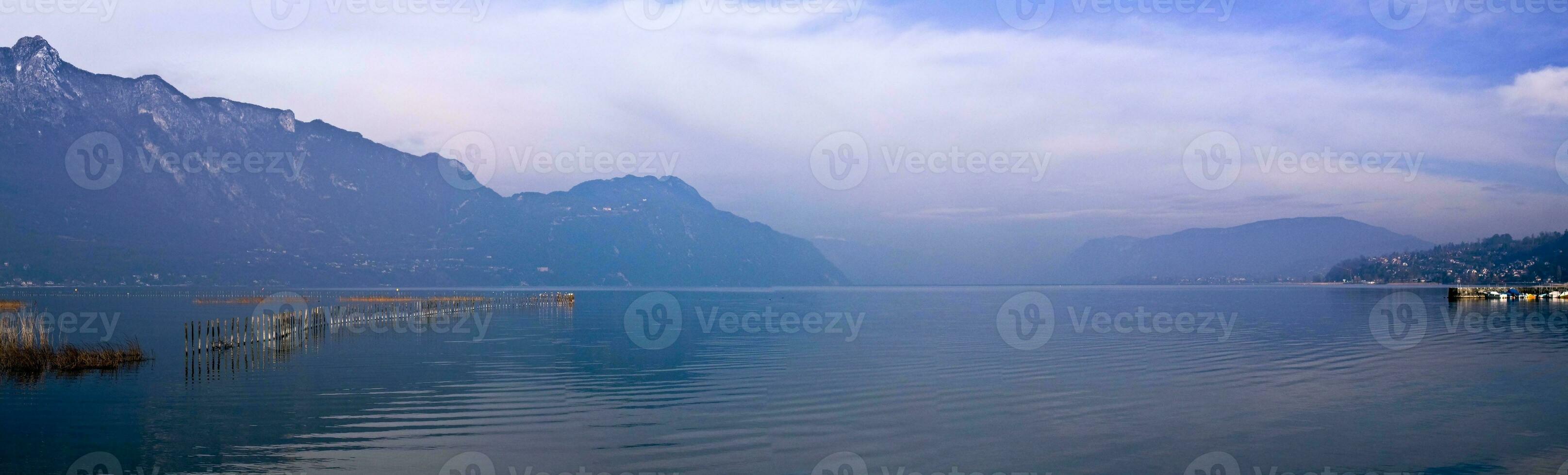 invierno noche ver de lago borgoña foto