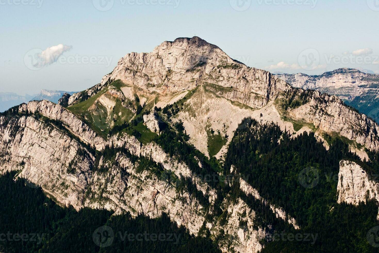 verano tranquilidad en isere montañas, Francia foto