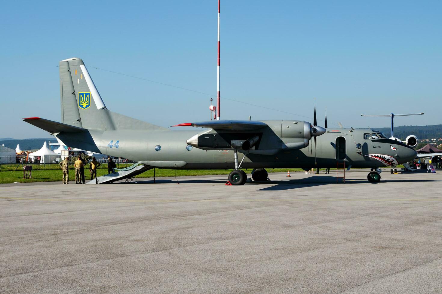 militar transporte avión a aire base. aire fuerza vuelo operación. aviación y aeronave. aire defensa. militar industria. mosca y volador. foto