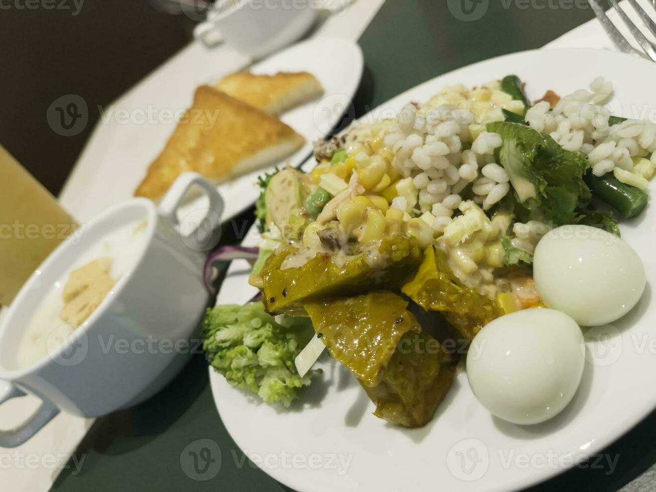 mezclado vegetal ensalada para servir foto