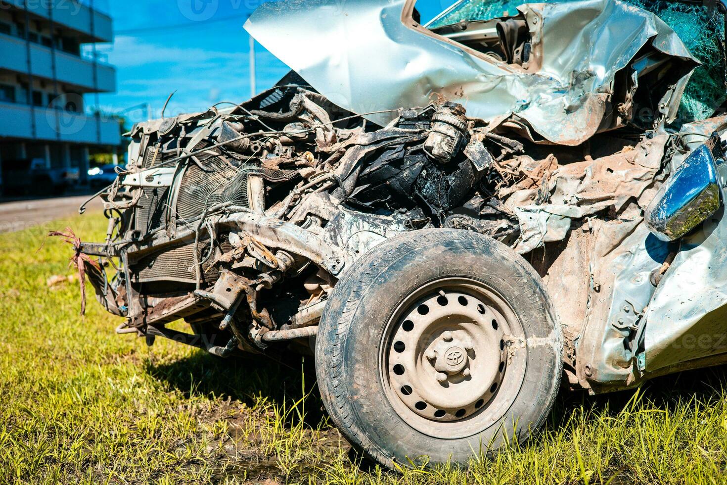 el frente de el coche estaba dañado y roto en un la carretera accidente, entonces el coche podría no ser impulsado más. foto