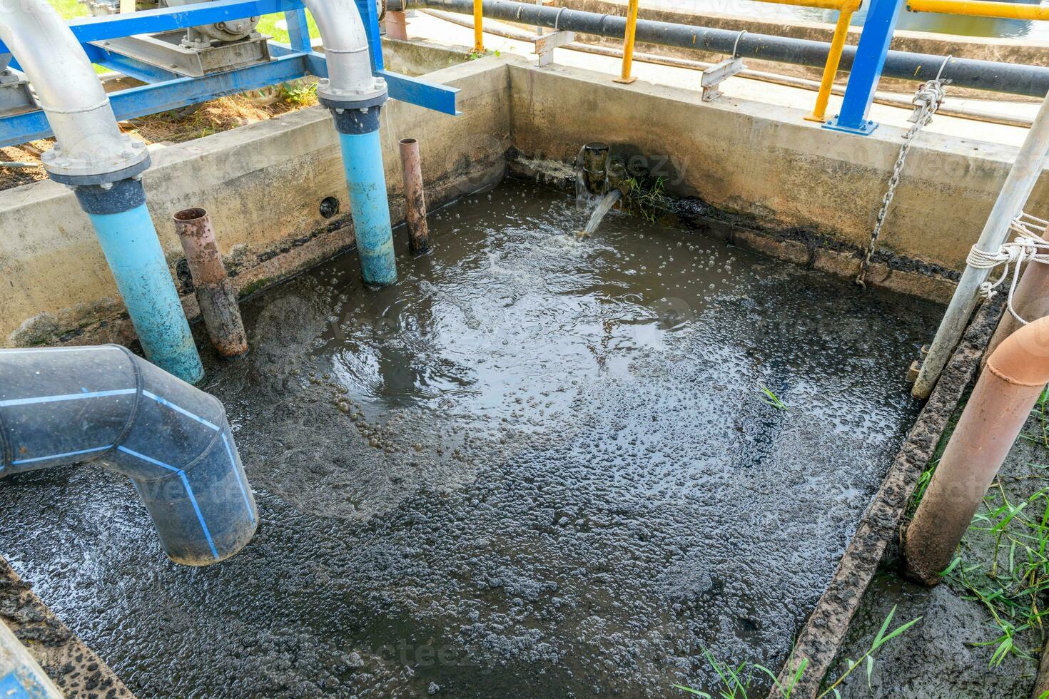 residuos agua estanque en industrial plantas. foto