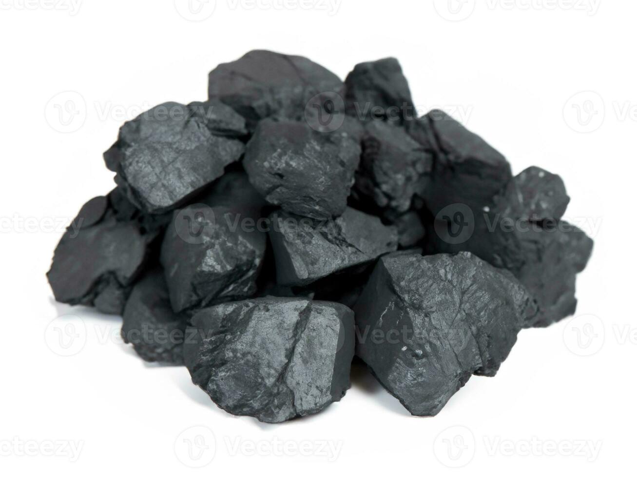 carbón aislado en blanco antecedentes foto