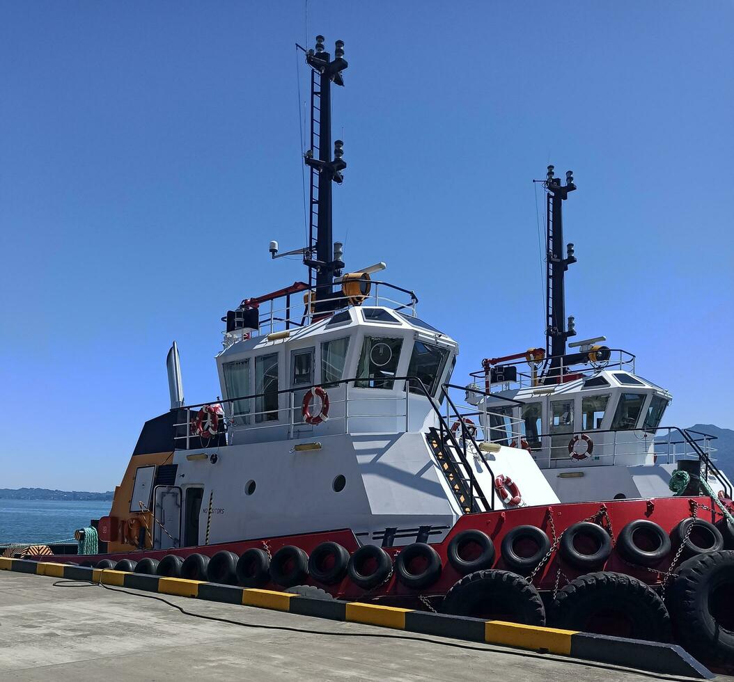 motor barco, barco amarrado en un puerto marítimo, moderno agua transporte, verano vacaciones, lujo estilo de vida y concepto foto