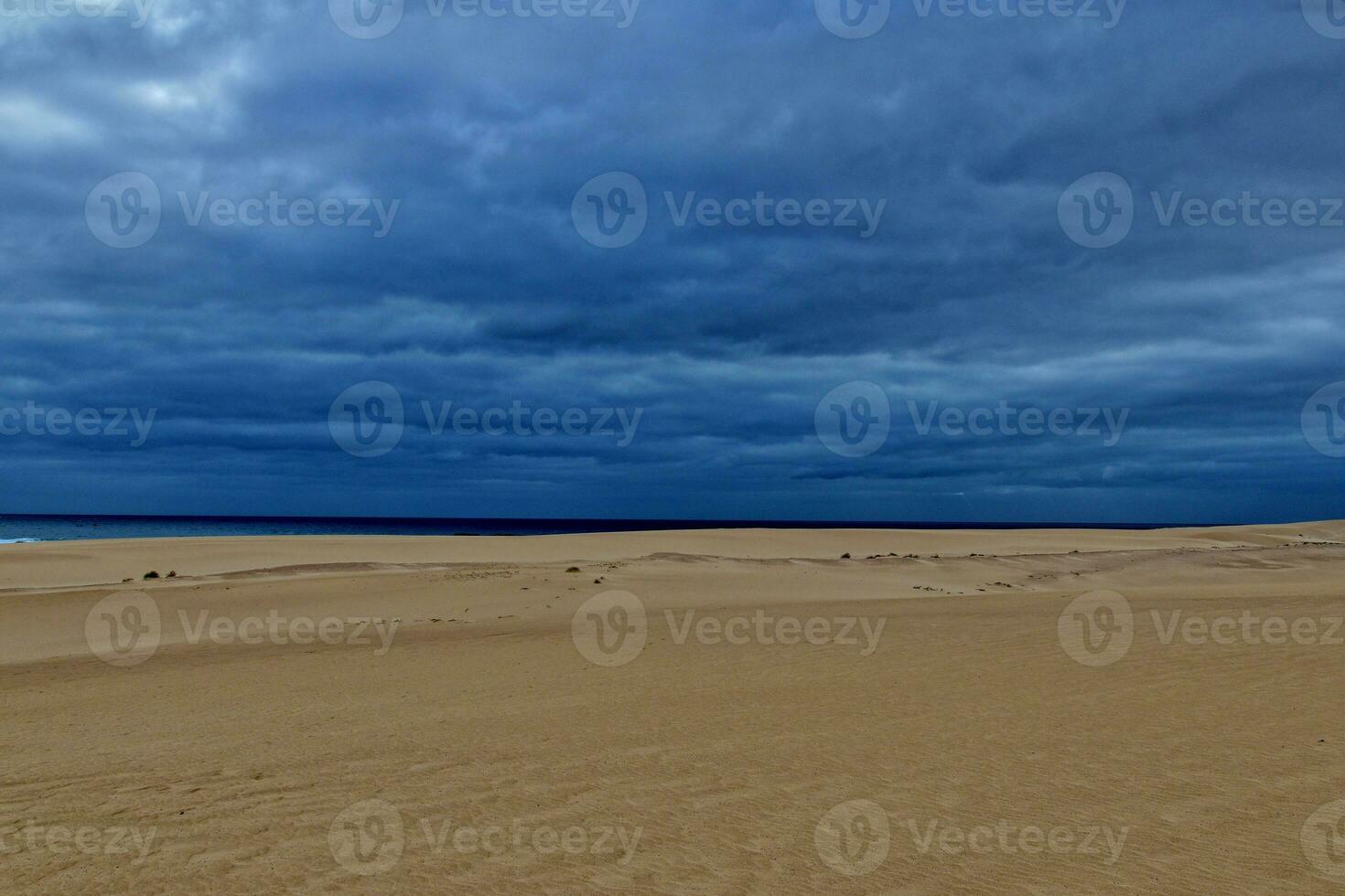 paisaje desde el Español canario isla fuerteventura con dunas y el Oceano foto