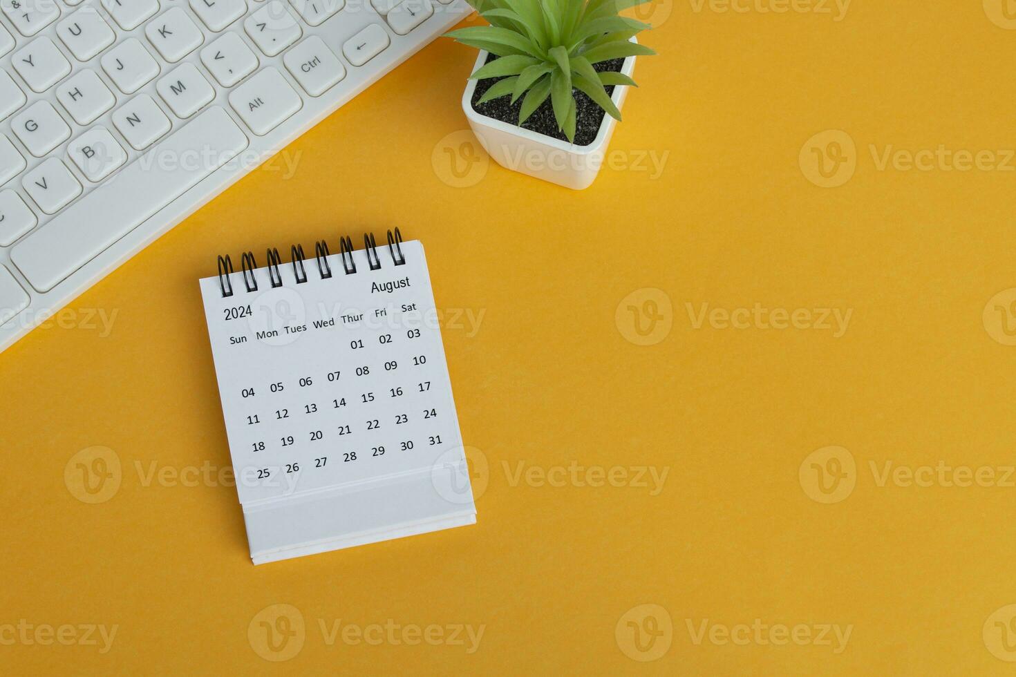agosto 2024 escritorio calendario en amarillo antecedentes. directamente arriba. plano poner. foto