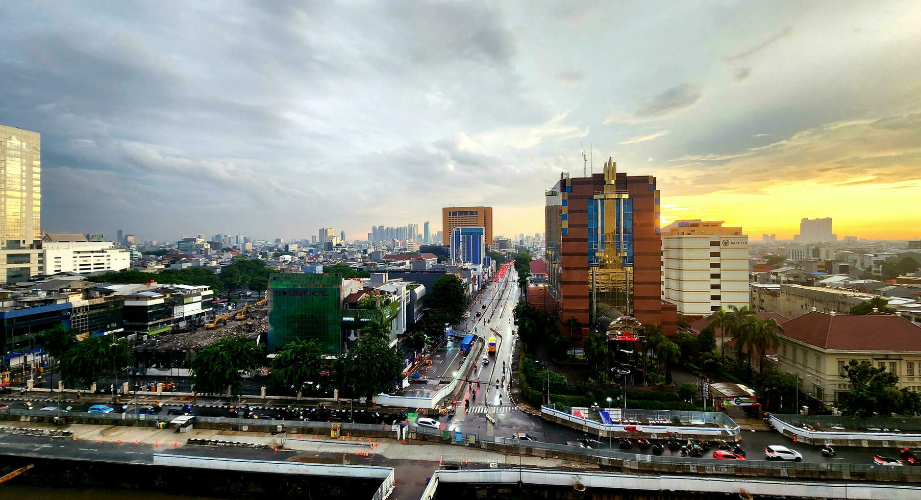 a landscape of city view with esthetic sky photo