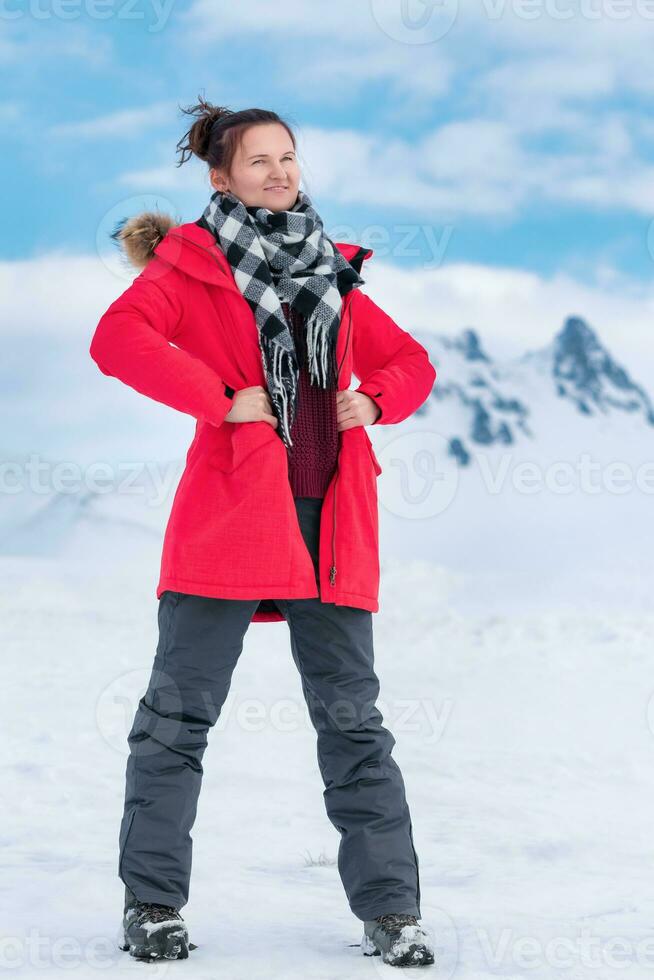 deportivo mujer viajero en rojo invierno a prueba de viento chaqueta,  Deportes pantalones y trekking botas en montañas en frío invierno clima  32500400 Foto de stock en Vecteezy