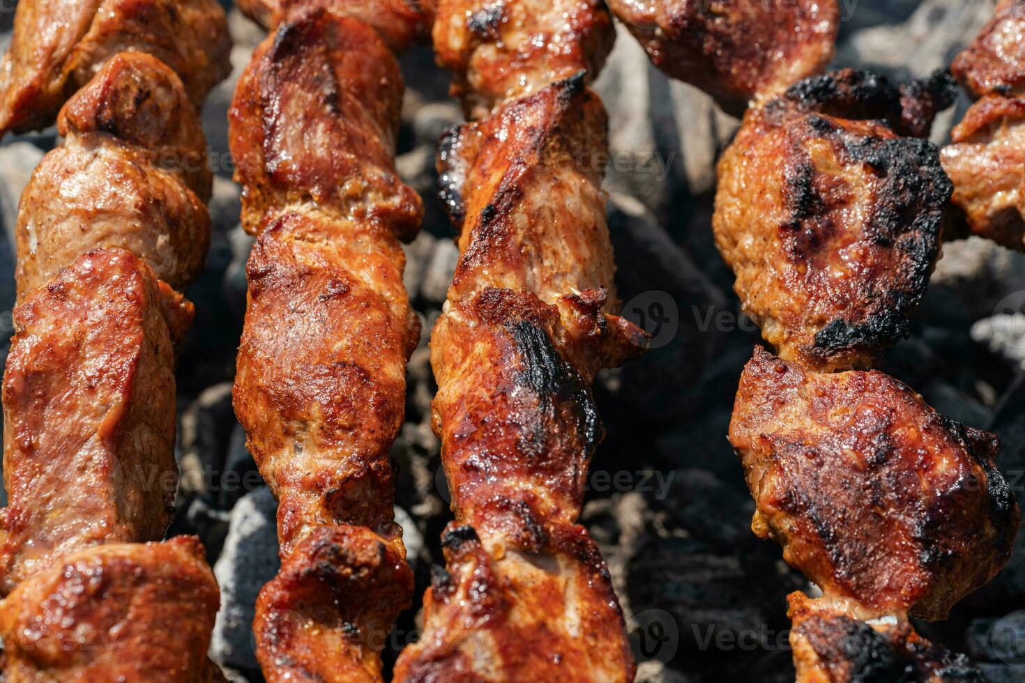 Cerdo shish brocheta Cocinando en brochetas en carbón parrilla con fuego fumar foto