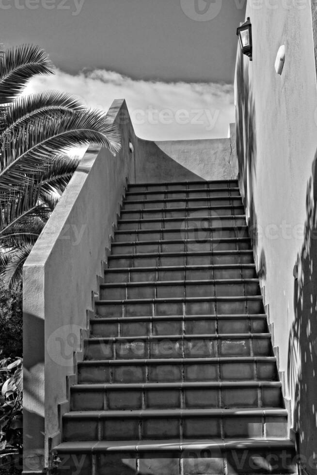 escalera ese Guías piso de arriba a el fuera de de un pequeño colonial edificio foto