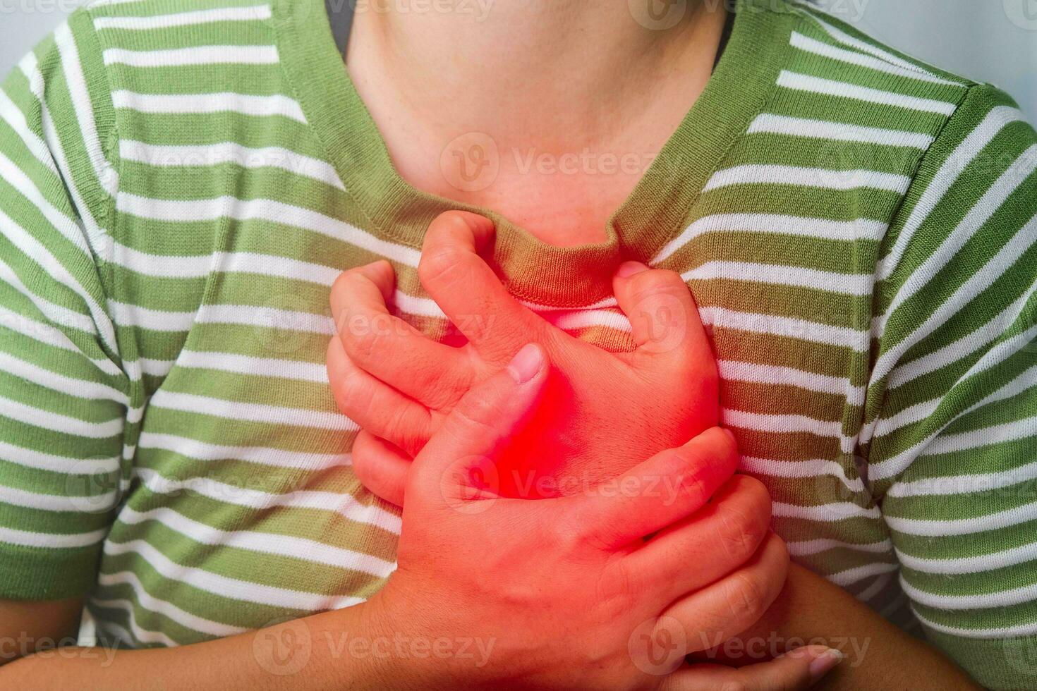 mujer participación su cofre con un corazón ataque. mujer tener cofre dolor causado por corazón enfermedad, corazón ataque, corazón filtración, coronario artería enfermedad, agudo dolor lata porque un corazón ataque. foto