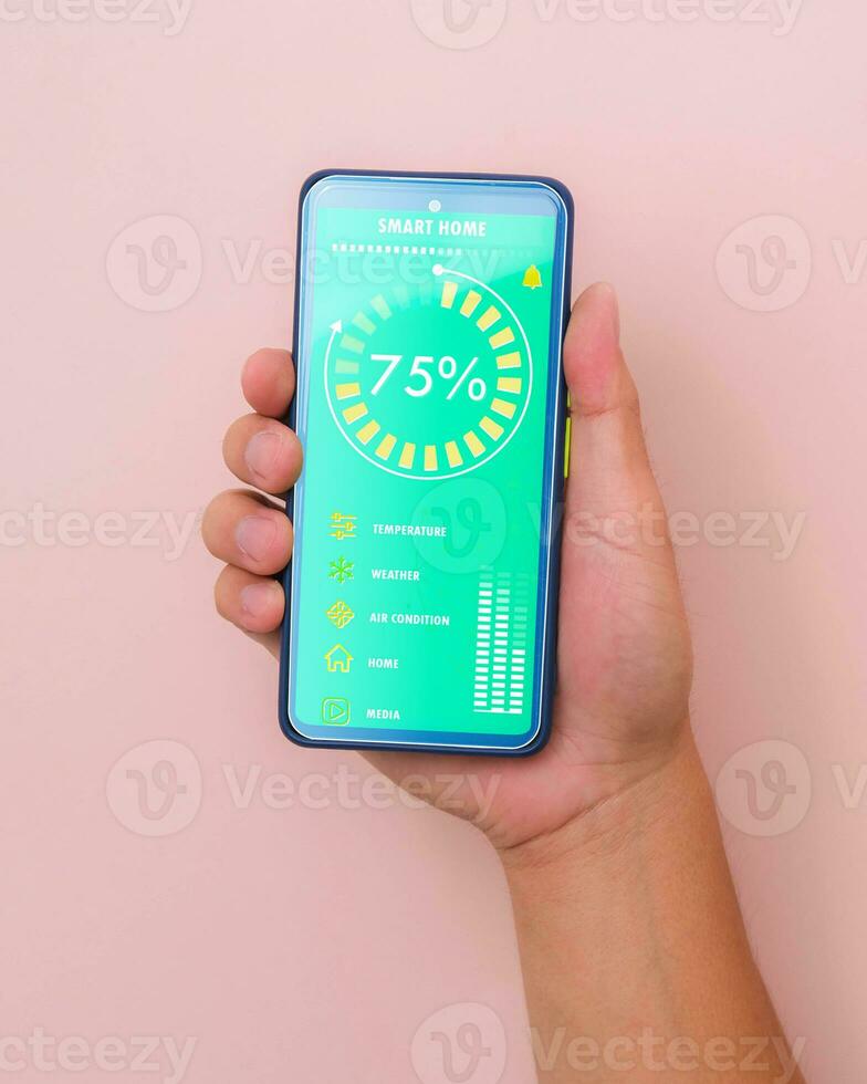 masculino mano participación inteligente teléfono en rosado antecedentes con inteligente hogar tecnología interfaz en teléfono inteligente aplicación pantalla. concepto de automatización. foto