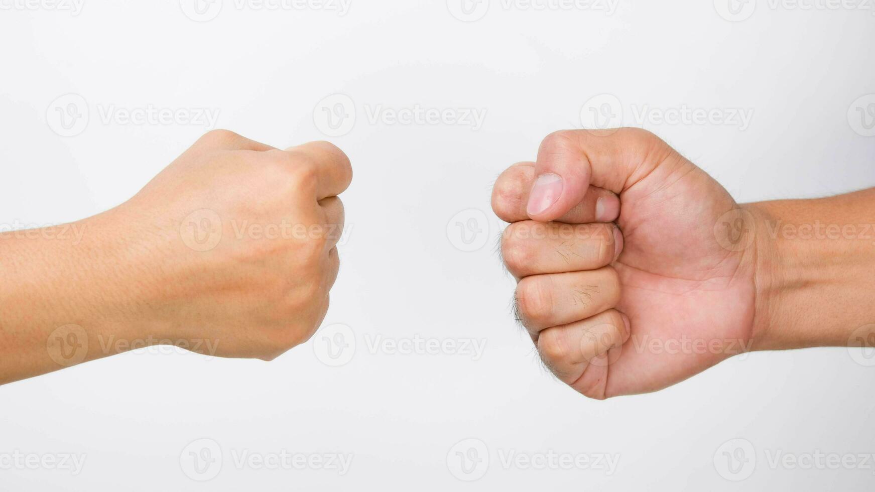 masculino y hembra manos dando puño bache en blanco antecedentes. concepto de trabajo en equipo en negocio para confiar con socios. foto