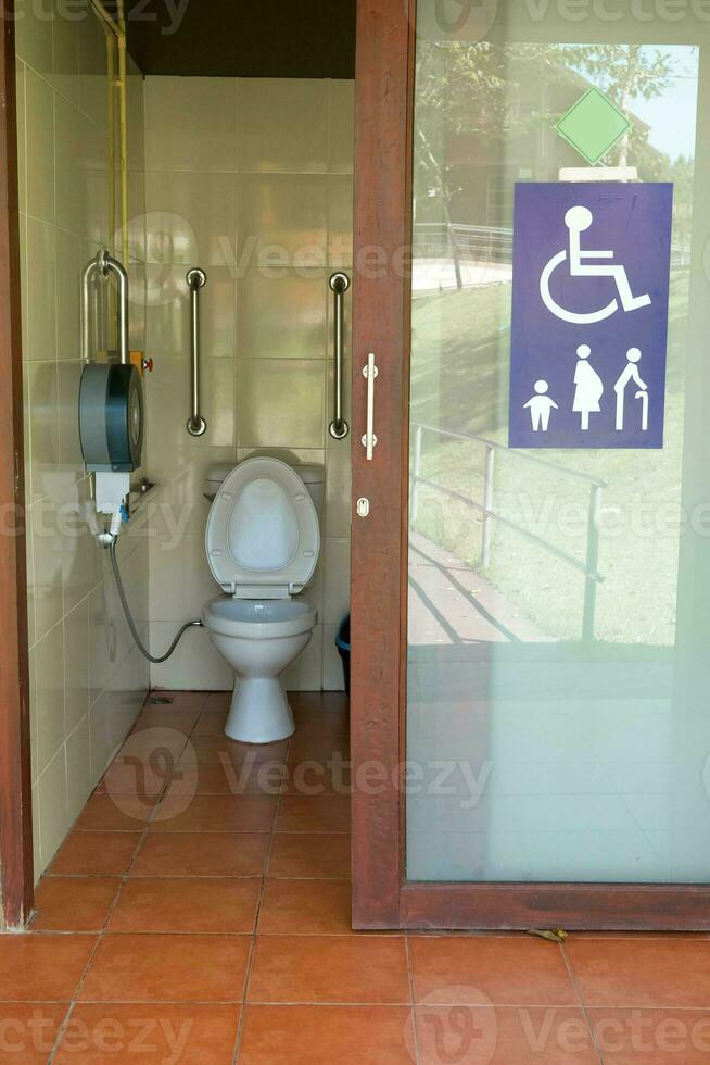 moderno discapacitado baño para el mayor y desactivado, con pasamanos y silla de ruedas acceso. foto