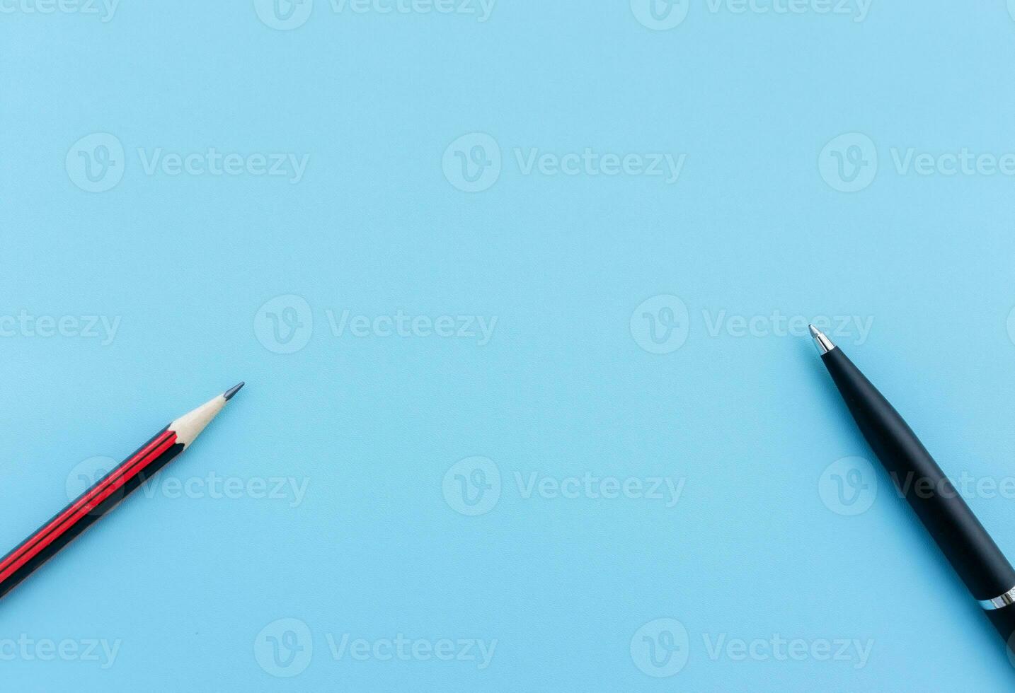 bolígrafo y lápiz aislado en azul antecedentes. después algunos ediciones foto