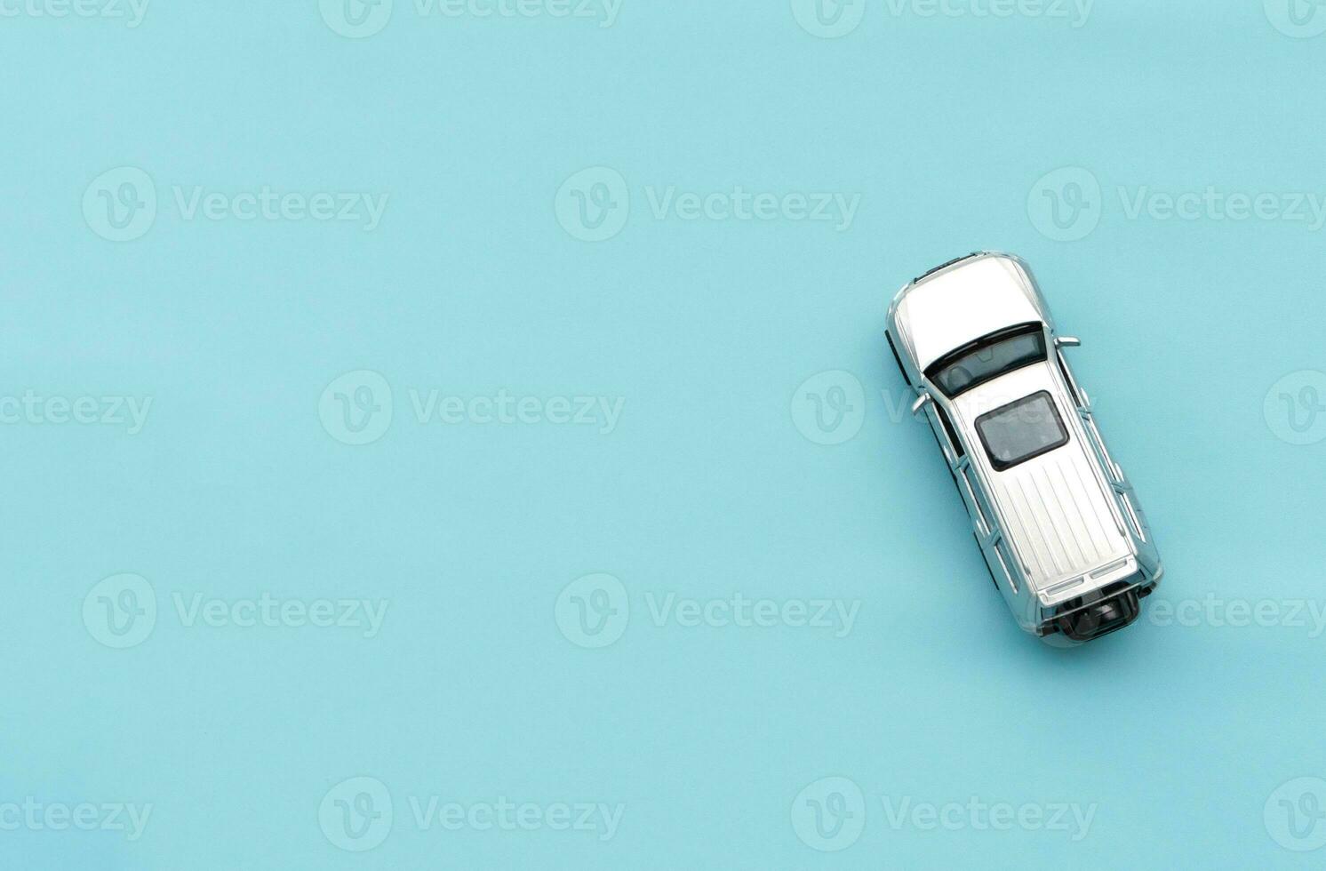 coche modelo aislado en azul fondo, después algunos ediciones foto
