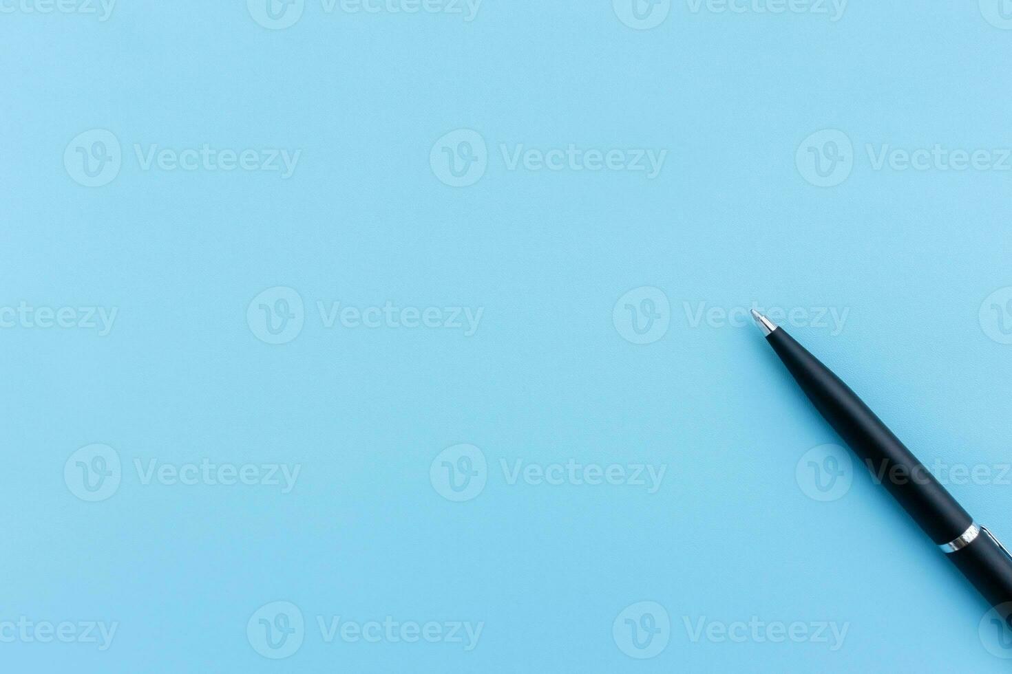 bolígrafo aislado en azul antecedentes. después algunos ediciones foto