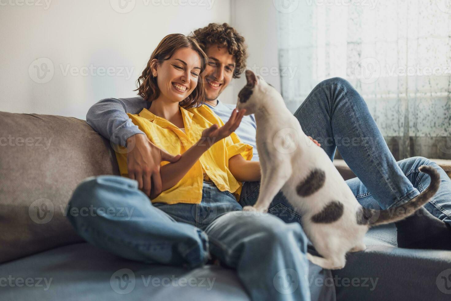 retrato de joven contento Pareja y su gato a hogar. foto