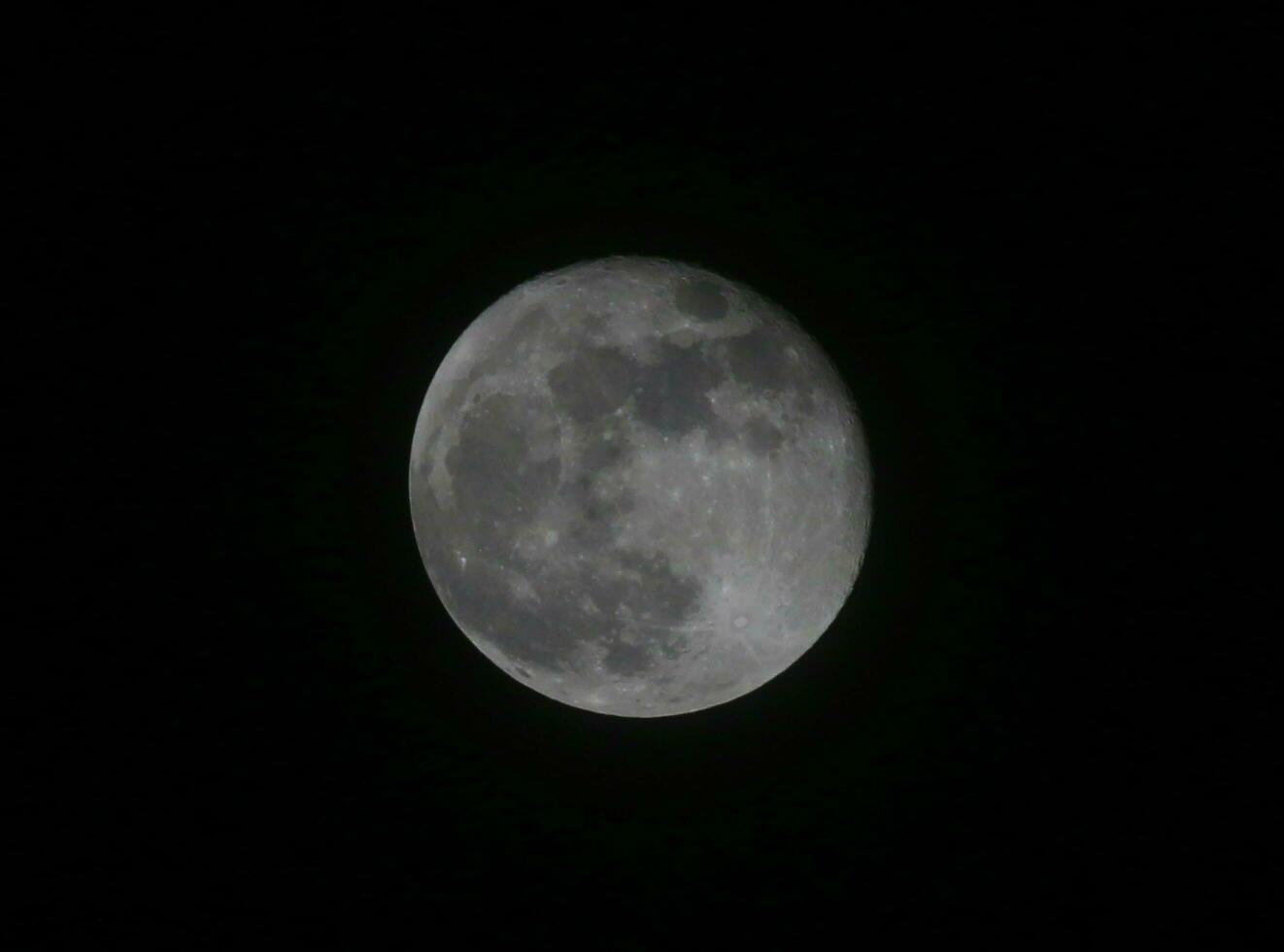 súper lleno Luna con oscuro antecedentes. dhaka, chattograma, bangladesh horizontal fotografía. Luna. 30 septiembre. 2023. súper Luna. foto