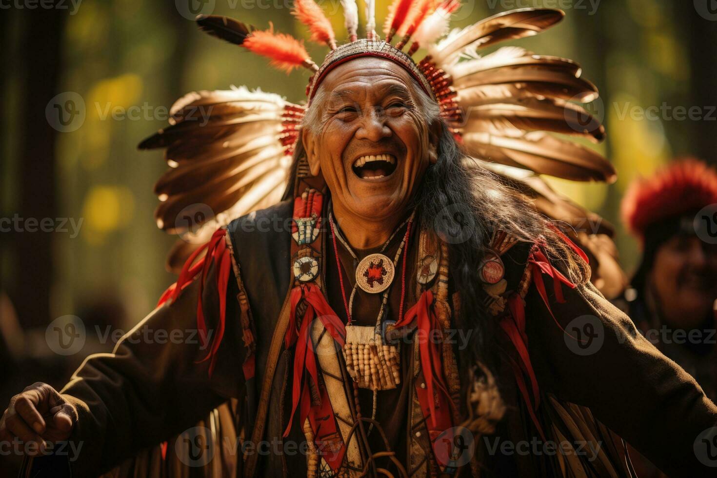 nativo americano tribal jefe en tradicional ceremonial insignias reales ejecutando ancestral danza foto