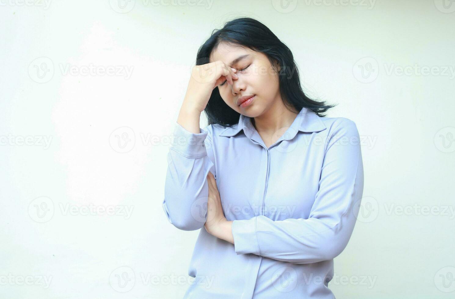 Deprimido asiático mujer sensación indispuesto cansado teniendo dolor de cabeza conmovedor frente con doblada brazo aislado en blanco antecedentes foto