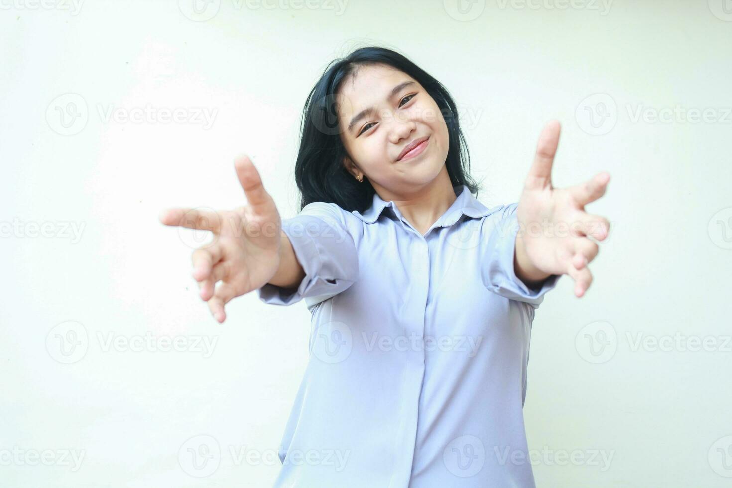 simpático asiático joven negocio mujer alcanzando manos hacia cámara con sonriente cara acogedor usted vistiendo formal camisa aislado en blanco antecedentes foto