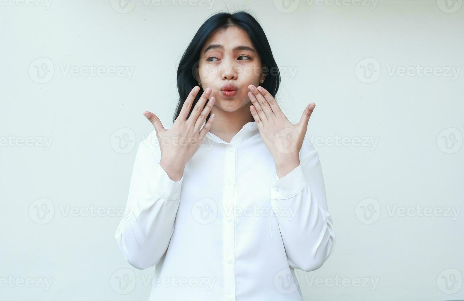 aturdido belleza asiático negocio mujer mirando aparte pensando y preguntándose con levantamiento manos cubierta cara sensación asombrado vistiendo blanco camisa formal traje en pie aislado antecedentes foto