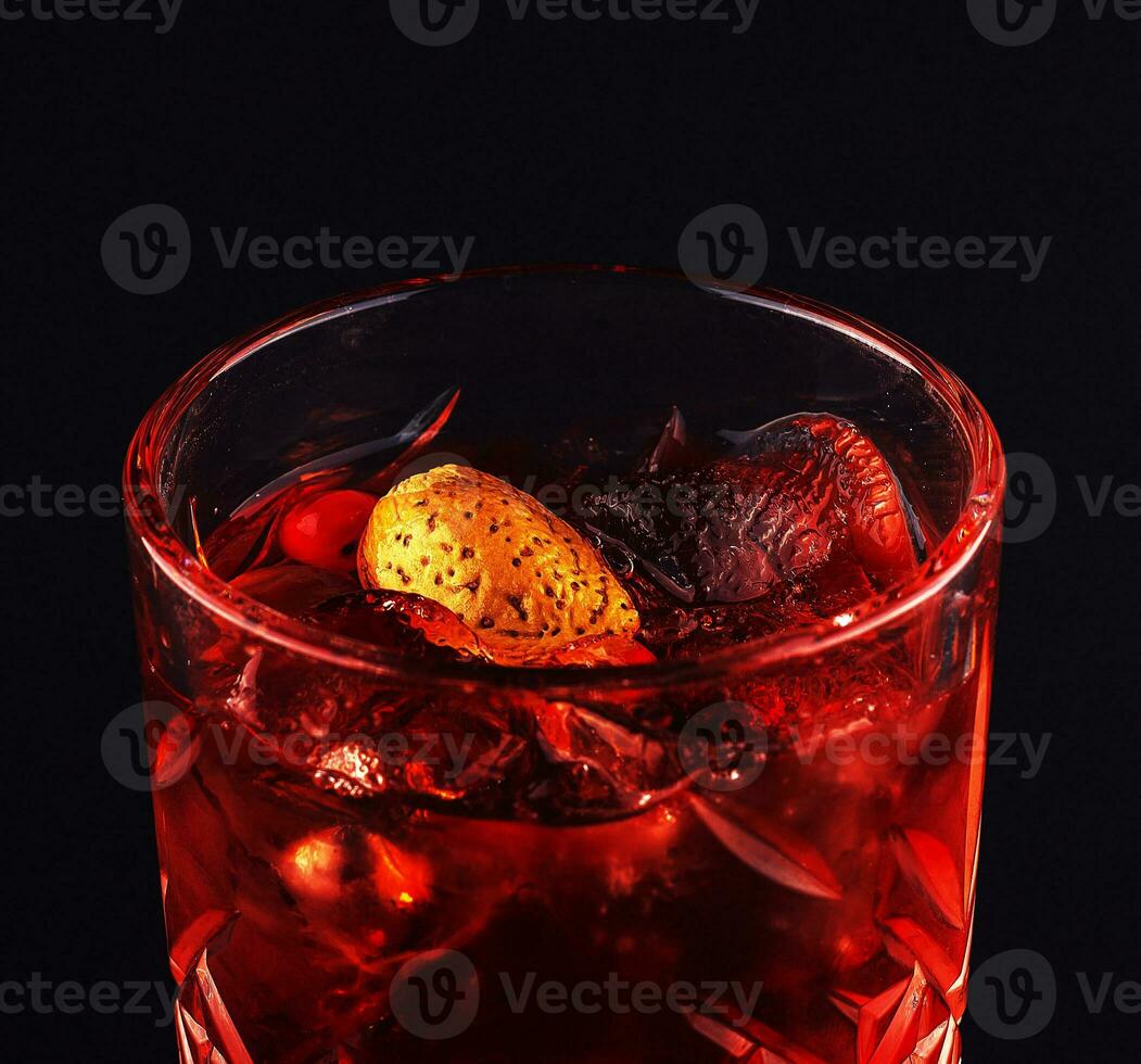 rojo bebida cóctel en vaso tarro con Cereza foto