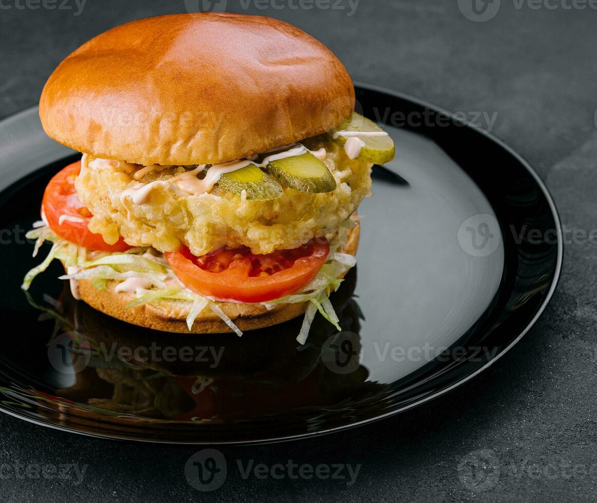 frito pescado filete hamburguesa en negro plato foto