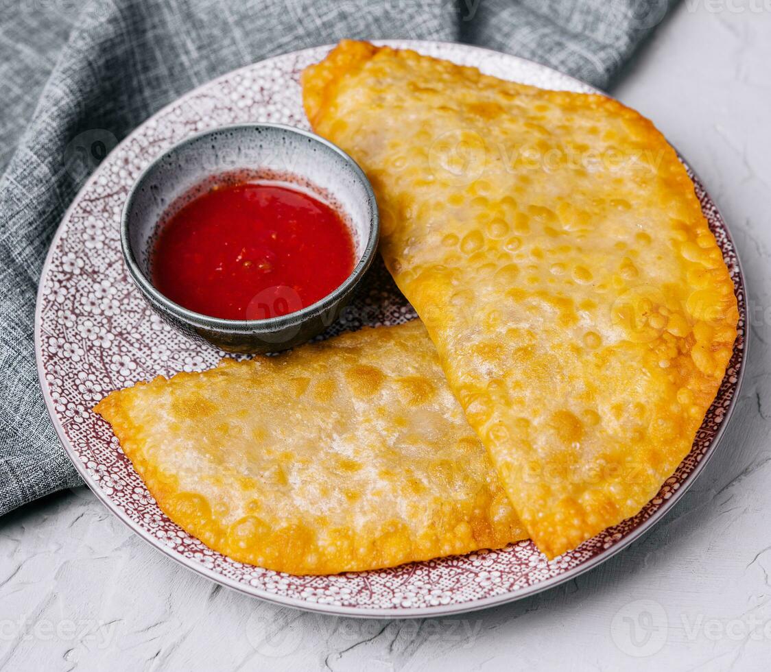 frito burekas con relleno en Roca plato foto