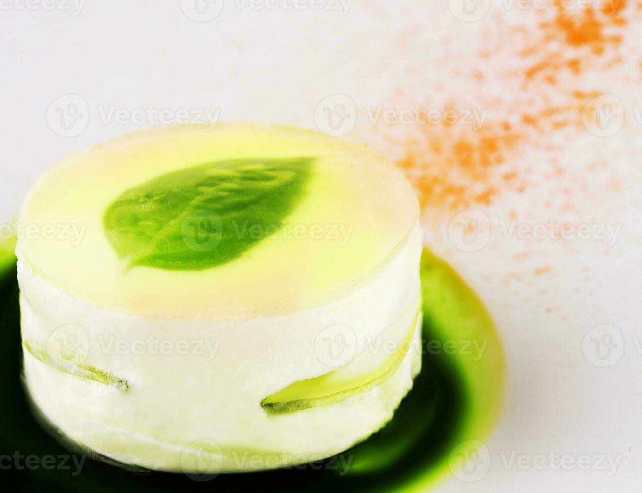 vanila cream cake with apple slices photo