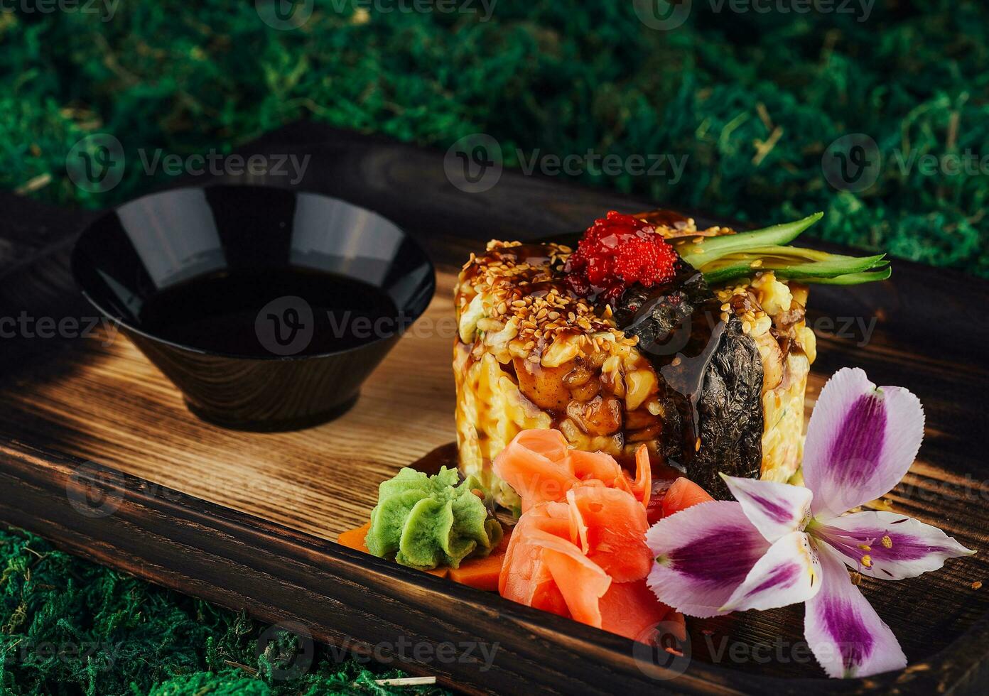 arroz con vegetales envuelto en nori y rociado con soja salsa foto