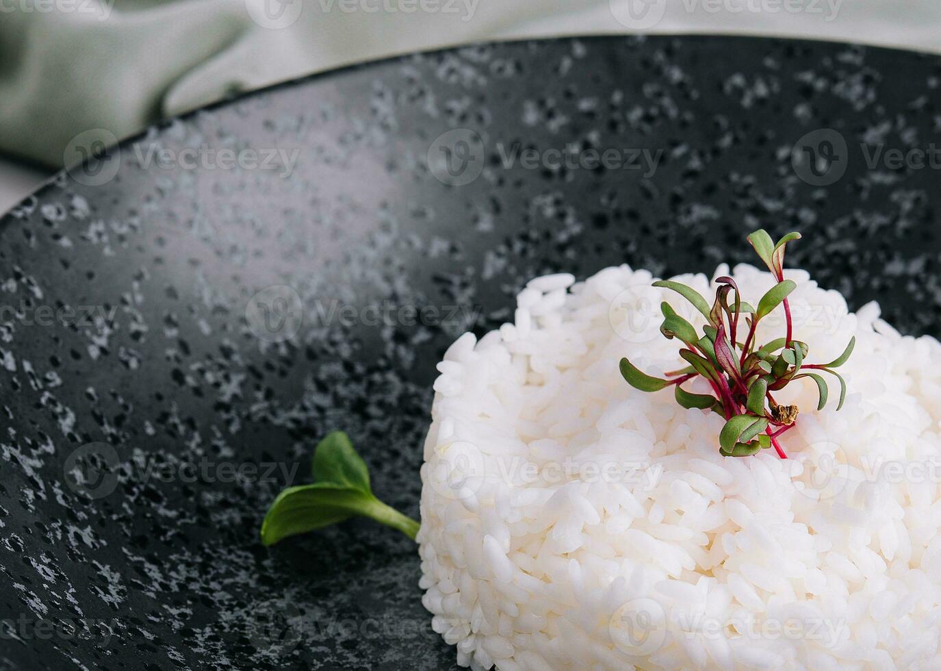 parte de clásico italiano risotto en negro plato foto