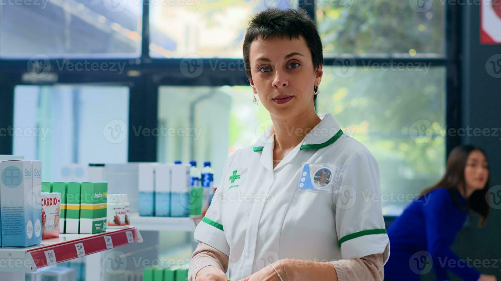 retrato de alegre farmacéutico en boticario preparando medicamentos orden para cliente. sonriente cuidado de la salud experto en farmacia colocación cardiovascular pastillas en compras bolso para cliente foto