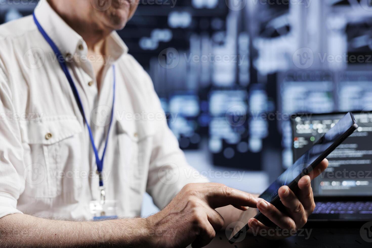 octogenario eso programador codificación en alto tecnología datos centrar utilizando javascript idioma. con licencia empleado actualización software en servidor aparejos en tableta Terminal, asegurando óptimo actuación y seguridad foto