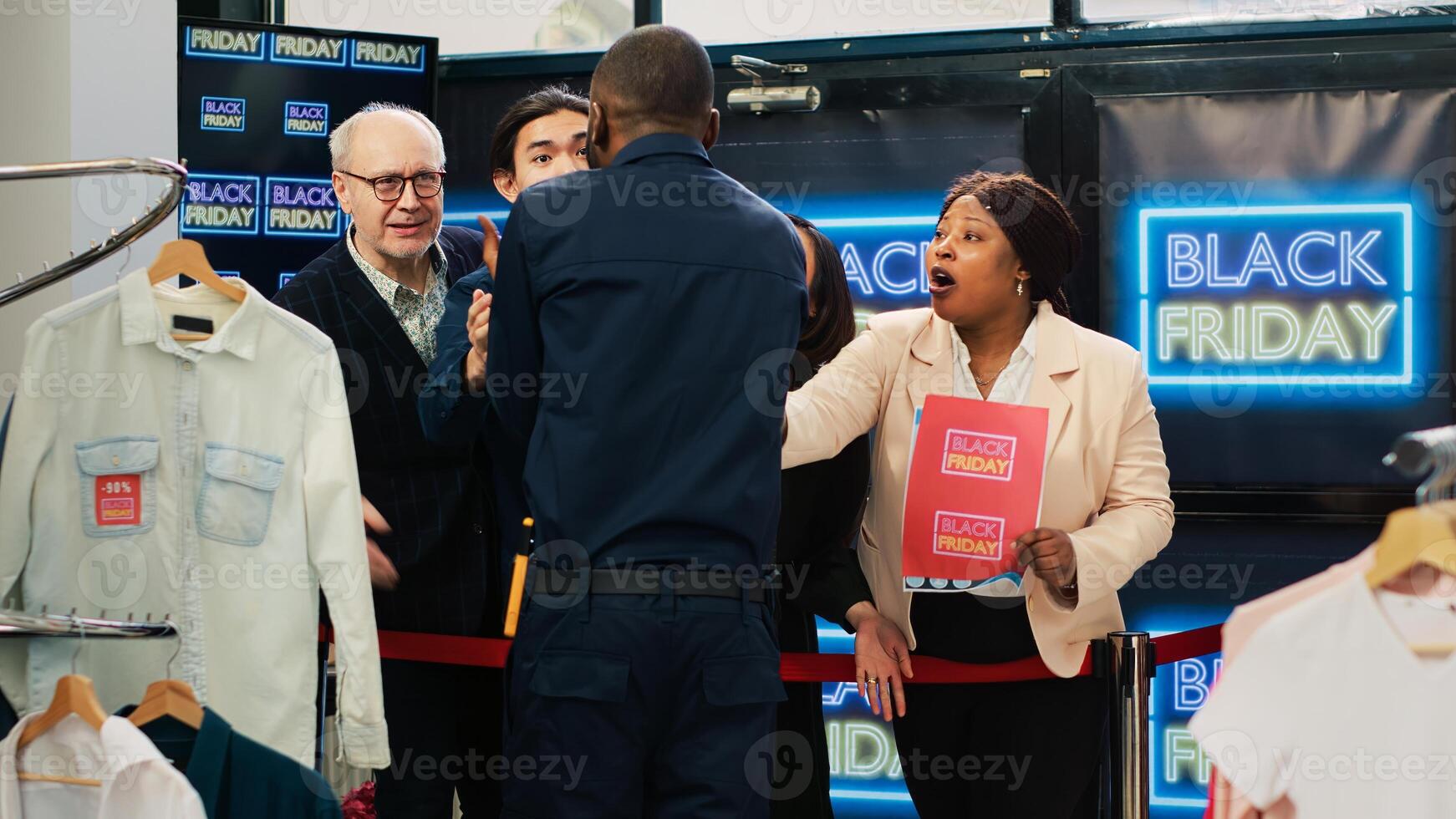 impaciente compradores esperando en línea para negro viernes grande ventas, emprendedor seguridad Guardia y rotura dentro ropa Tienda a obtener mejor ofertas obsesionado clientes forzando a entrar compras centro. foto