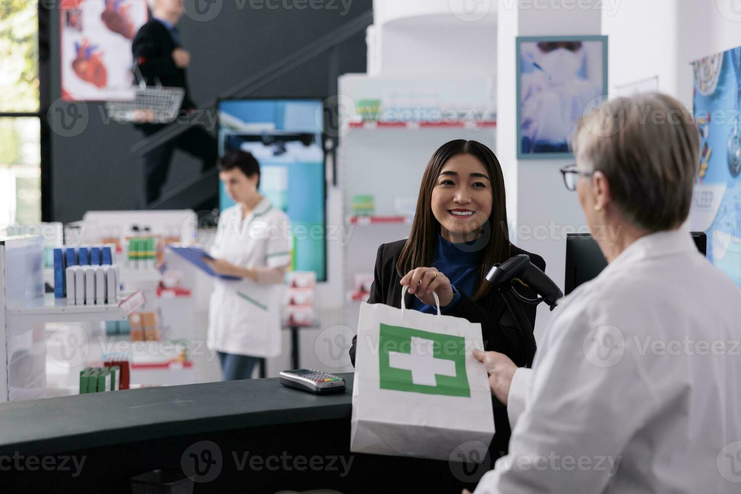 mayor farmacéutico dando medicamentos papel bolso a sonriente comprador a boticario caja. satisfecho cliente consiguiendo farmacia orden desde farmacéutico empleado a mostrador escritorio foto